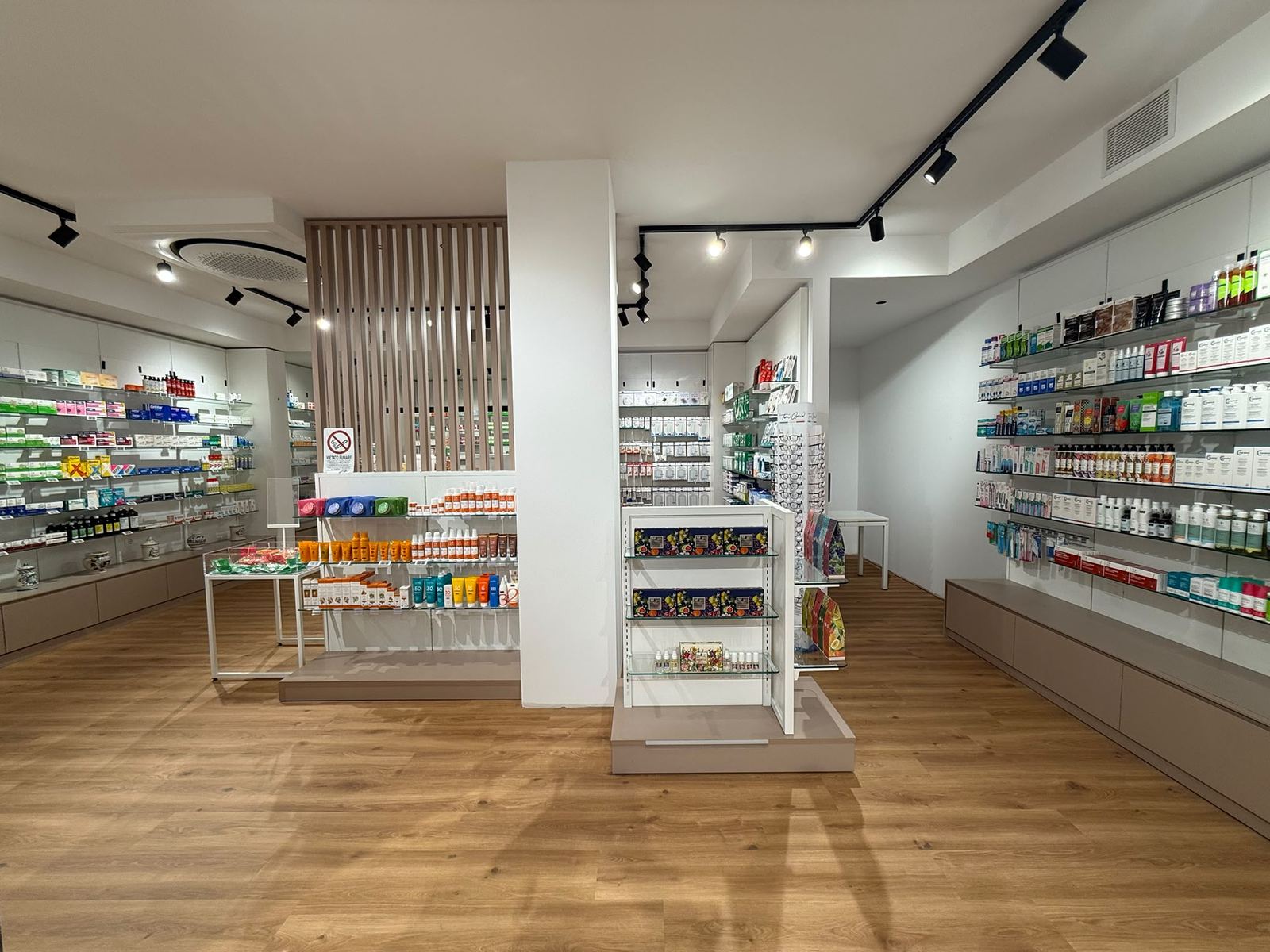 Vista d'insieme della nuova farmacia
