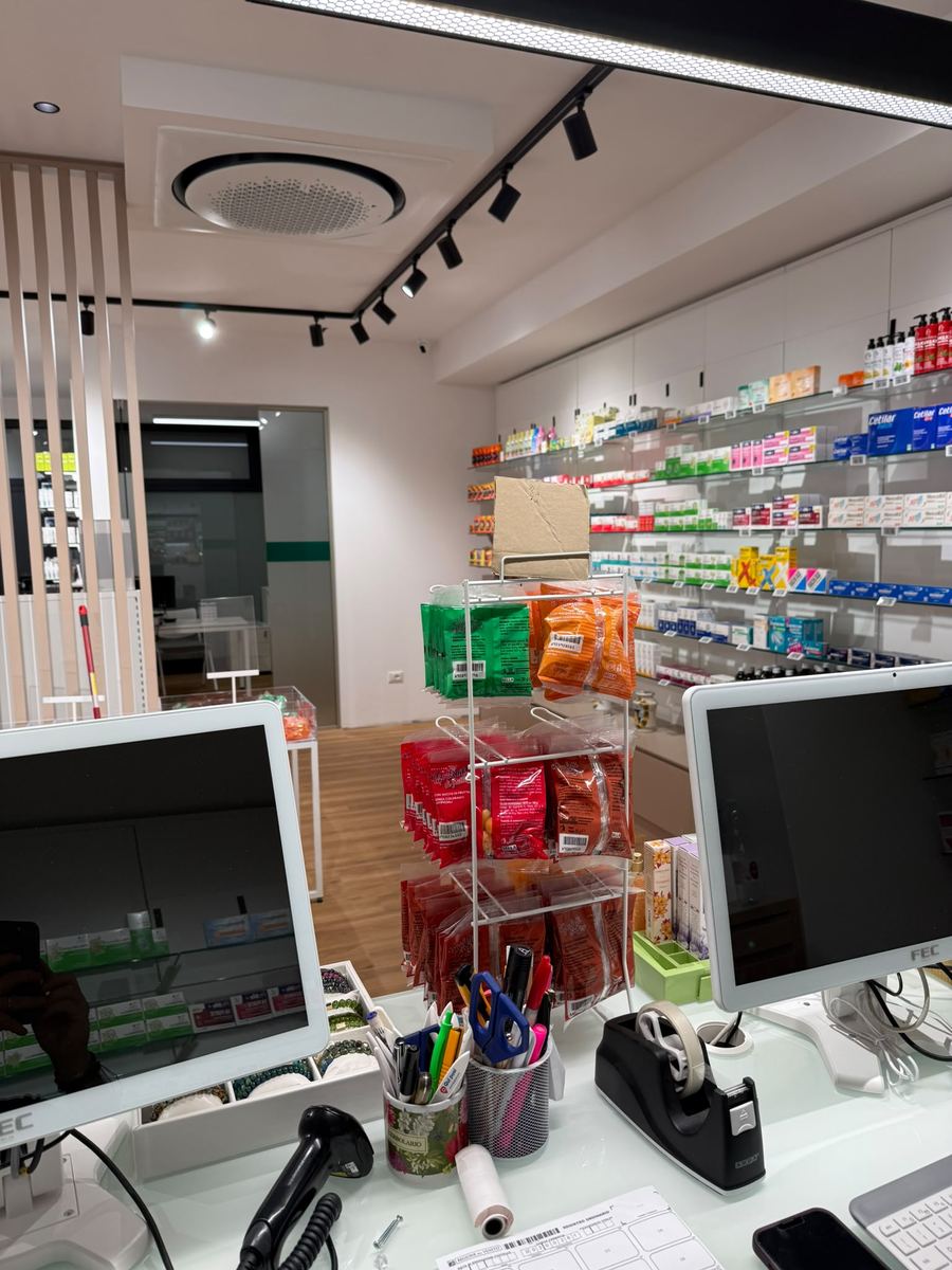 Banco e scaffali della farmacia