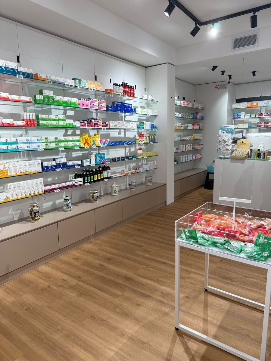 Scaffali integratori e farmaci da banco